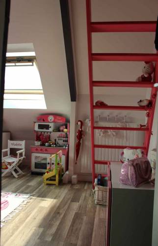 Escalier pour accès mezzanine sous combles espace jeux - Quincy-Voisins -