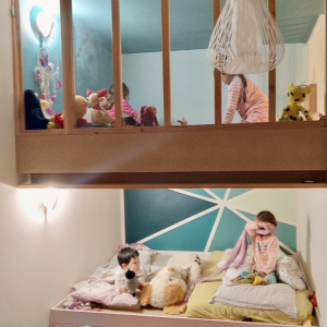 escalier et rangements intégrés dans une chambre superposée – projet Emma Beale à Grenoble