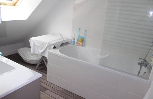 Salle de bain baignoire et paroi de douche