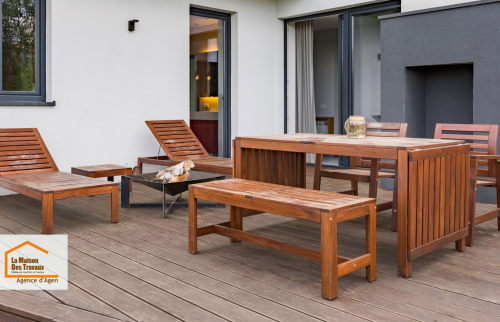 Terrasse moderne réalisée entre Brax et Agen avec revêtement composite, espace repas et coin détente pour profiter pleinement des beaux jours.