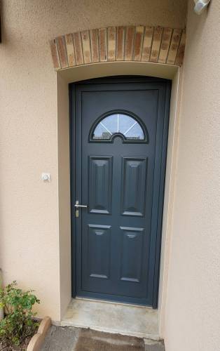 Nouvelle porte d'entrée après travaux de rénovation de menuiserie - Brie-Comte-Robert 77170