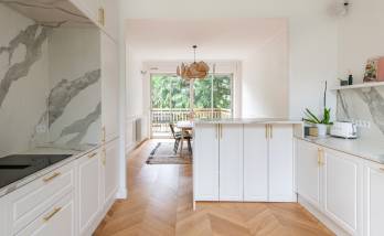 Cuisine ouverte sur la salle à manger pour une convivialité optimale