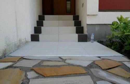 Dallage façade avant en pierre de parement identique à pierre en intérieur de pavillon - Crozon (29160)