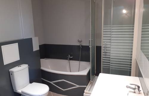 création salle de bain sans fenêtre VMC double flux raccords canalisation et gainage électrique baignoire WC douche vasque dalle sol grès cérame- Menucourt - 95180 -