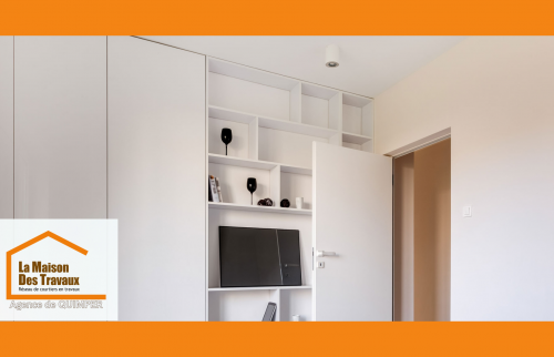 Vue d’ensemble du mobilier intégré dans une chambre entièrement rénovée, alliant fonctionnalité et esthétique.