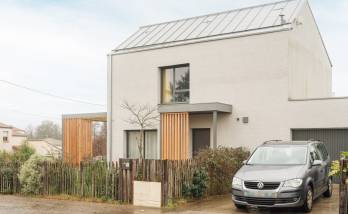 Extension de maison de 20 m² à Vertou - vue extérieur pergola et entrée
