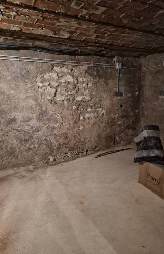 Dalle chaux et chanvre et murs avant travaux