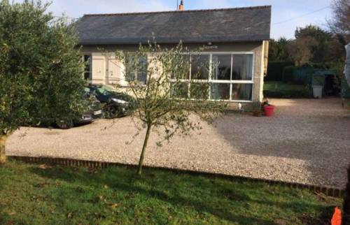 Baie coulissante en aluminium blanc.