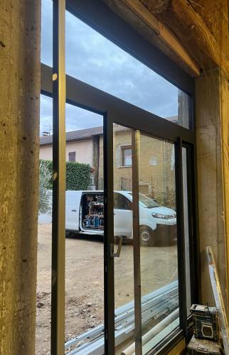 Installation d’une grande baie vitrée pour apporter de la lumière naturelle dans la future pièce de vie.