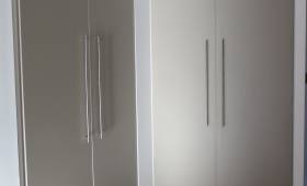 Pièce dressing final aménagement- porte pliantes refermées sol en stratifié - Cassis (13260) 