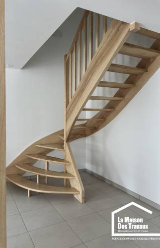 Escalier en bois avec garde-corps à barreaux verticaux à Arzon