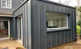 Nouvelle extension de maison à ossature bois et habillage extérieur en bardage zinc - Nantes 44000