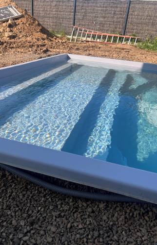 Remblaiement autour de la piscine pour stabilisation