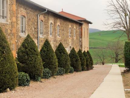Réalisation d'un chemin extérieur en béton désactivé pour personnes à mobilité réduite (Dareizé, 69)
