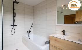 douche à l’italienne Gex, rénovation salle de bain moderne, salle de bains lumineuse, rénovation maison Pays de Gex, salle de bain contemporaine