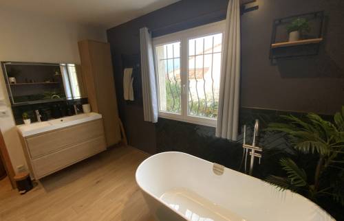 Salle de bain avec baignoire italienne et fenêtre La Maison Des Travaux Ales