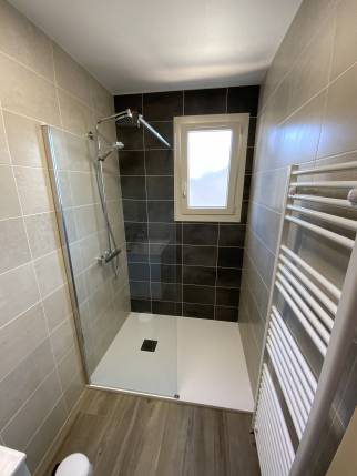 Pose de carrelage aux murs et sur le sol