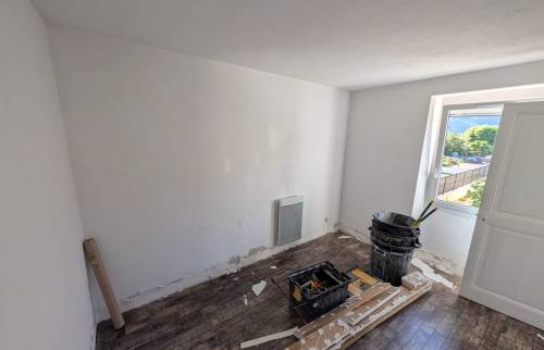 Préparation des murs et des finitions lors de la rénovation intérieure d’une maison à Voiron.
