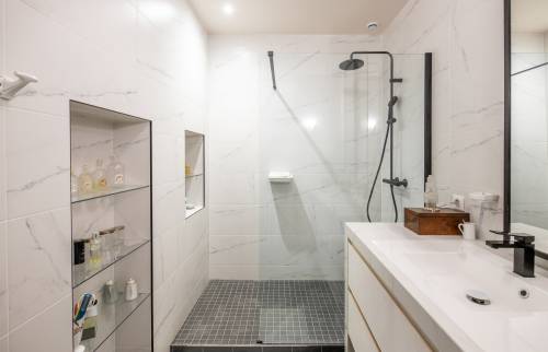 Douche à l'italienne avec niches de rangement intégrées, Paris 16e.