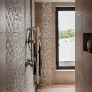 Grande douche à l’italienne avec niche carrelée intégrée – Christine ZILLIOX MH Interior