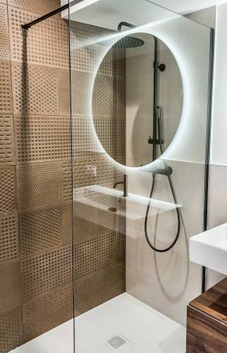 Paroi de douche et colonne de douche