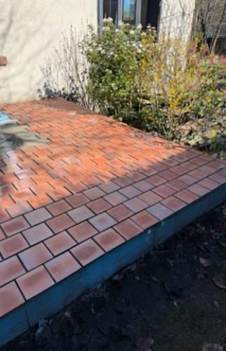 Tomettes en cours de pose