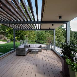 Terrasse suspendue avec vue sur piscine à Francheville