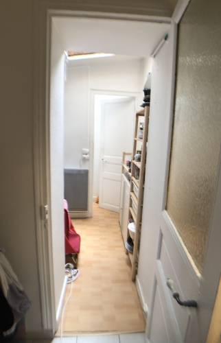 AVANT accès entre la salle d'eau et la cuisine - cet espace est transformé en salle à manger