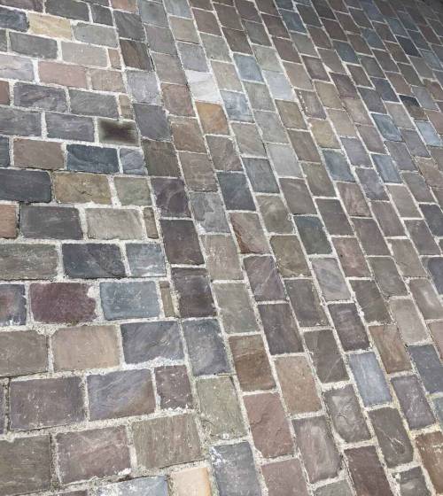 Pavé de rue en ocre en Essonne