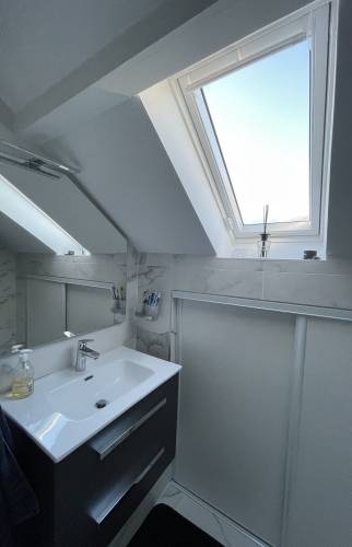 Le miroir sur-mesure et le joli meuble vasque