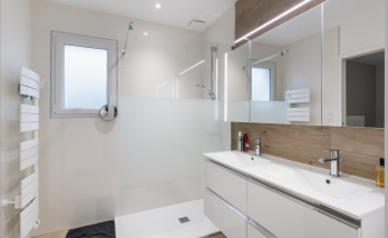 Salle de bain avec douche à l'italienne à Vertou