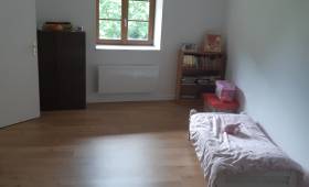 Aménagement d'une chambre dans une maison en pierres ancienne - Poncin 01