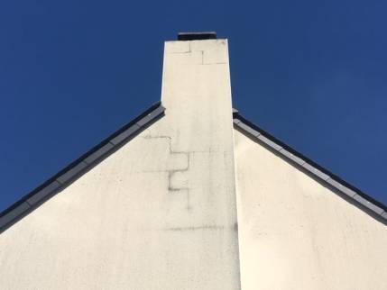 Travaux de ravalement de façade - pignon avec fissures avant traitement et travaux de façade - Nantes 44