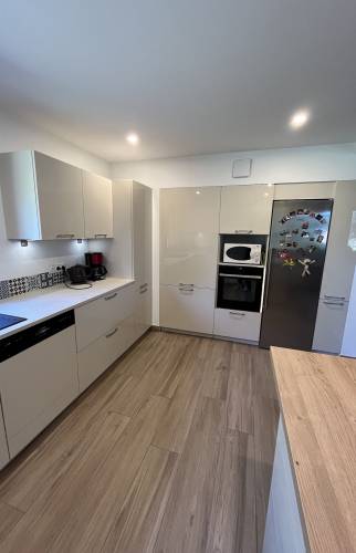 carrelage et plan de travail assortis