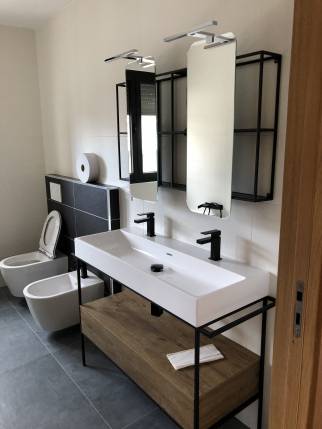 Salle de bains noire et bois