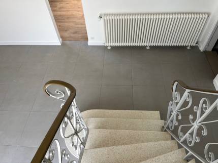 Carrelage à grands carreaux dans une maison rénovée - Nantes 44