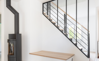 Pose d'une verrière dans une entrée pour séparer de la pièce principle