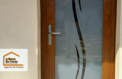 Détail soigné du seuil de la nouvelle porte PVC à Vesoul, garantissant isolation optimale et durabilité.