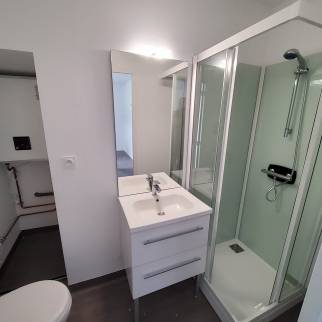 Salle de bain de deuxième studio avec cabine de douche