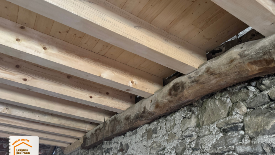  réhabilitation grange savoyarde, rénovation plancher bois massif, artisan charpentier Haute-Savoie, aménagement logement montagne, transformation grange Combloux