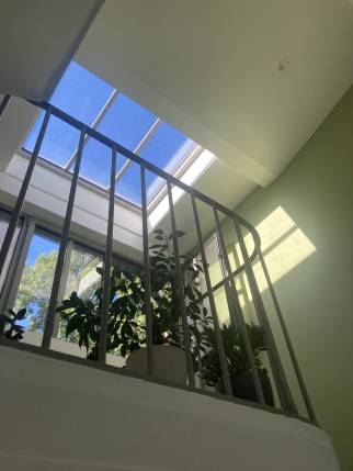 Réalisation d'une loggia d'escalier : grande verrière de toiture