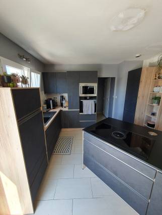 Nouvelle cuisine moderne après rénovation à Pont-Péan - Vue 1