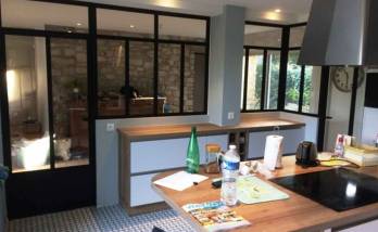 Cuisine ouverte avec verrière intérieure PVC/Alu séparation couloir accès - Coutevroult - 