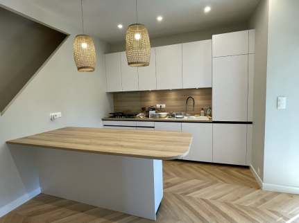 Rénovation de sol - nouveau parquet en point de Hongrie avec la nouvelle cuisine - Nantes 44