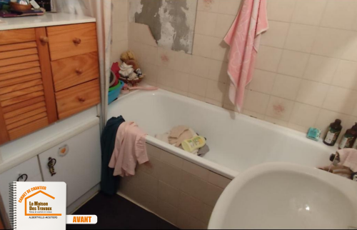 La Maison des Travaux Moûtiers, salle de bain abîmée humidité, douche paroi vitrée Savoie, carrelage salle d’eau moderne, meuble vasque neuf