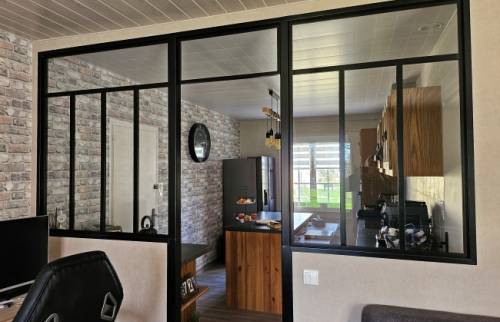 Verrière sur mesure avec ouverture centrale pour délimitation cuisine/bureau maison ancienne à Poincy (77470)