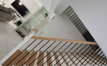 Escalier bois et blanc