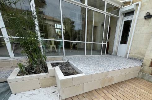 Aménagement de terrasse habillée en carreaux de ciment - Solliès-Pont 83210