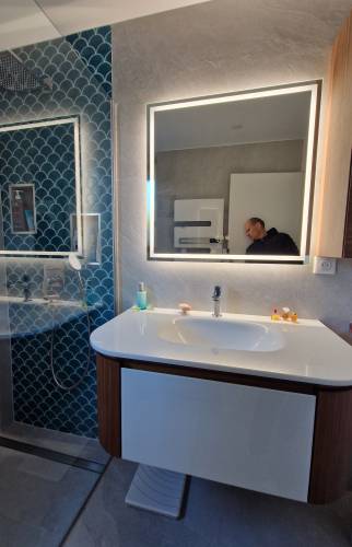 Salle de bain vue depuis l'espace vasque