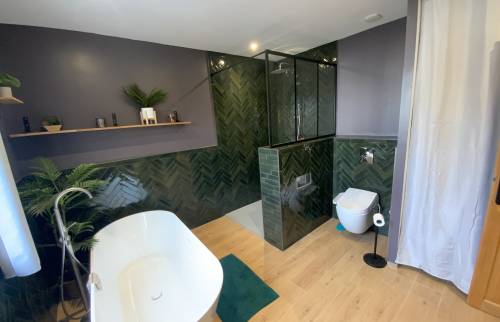 Salle de bain design rénovée La Maison Des Travaux Ales